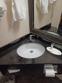 Corner sink with awkward mirror to the side