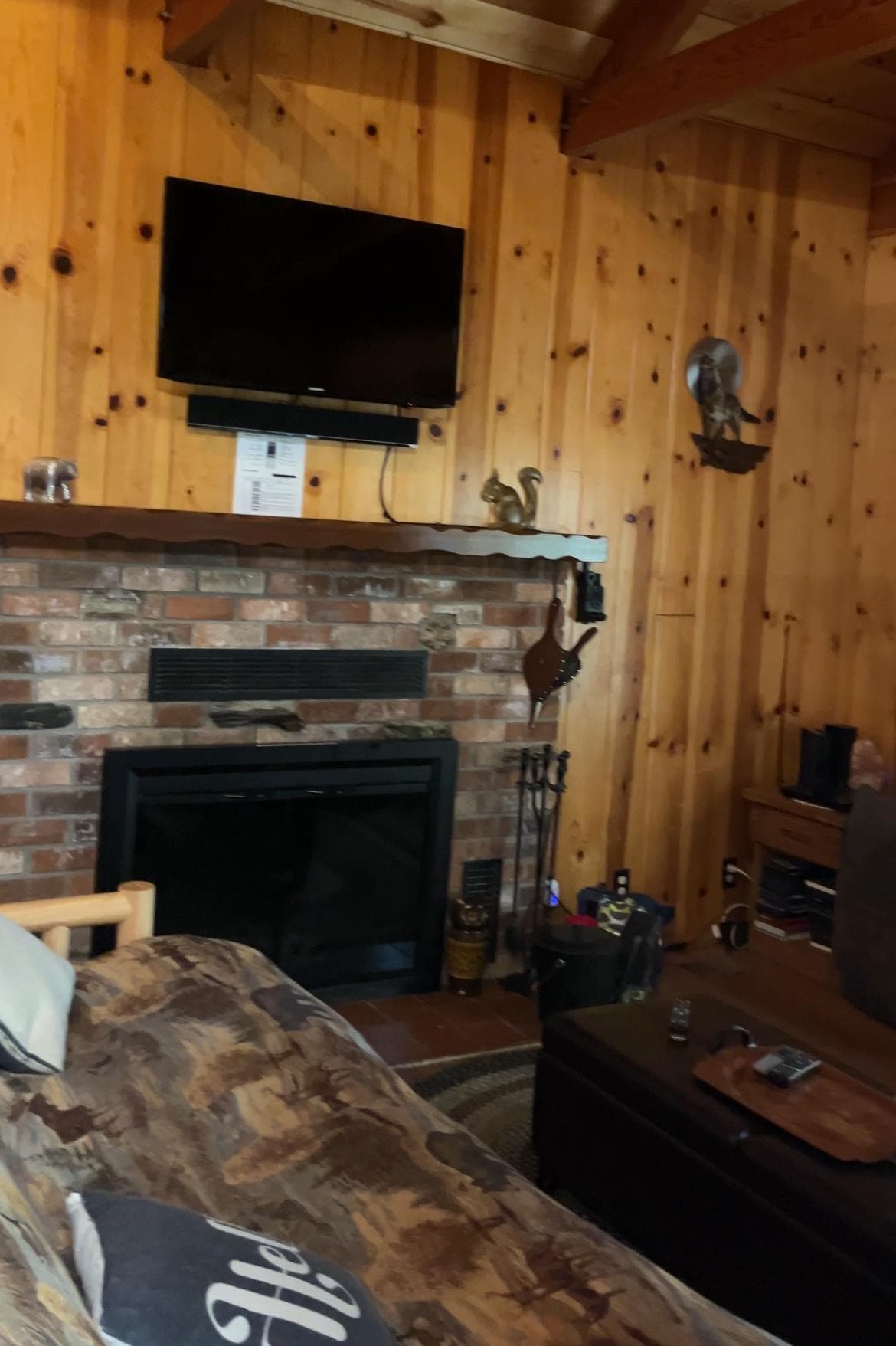 Cozy living room w fireplace.