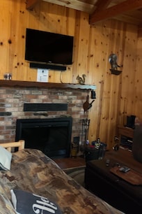 Cozy living room w fireplace.