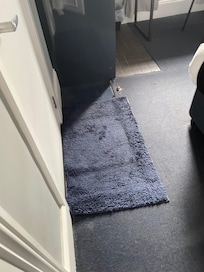 El tapete en la puerta de baño era más bien un parche para el piso