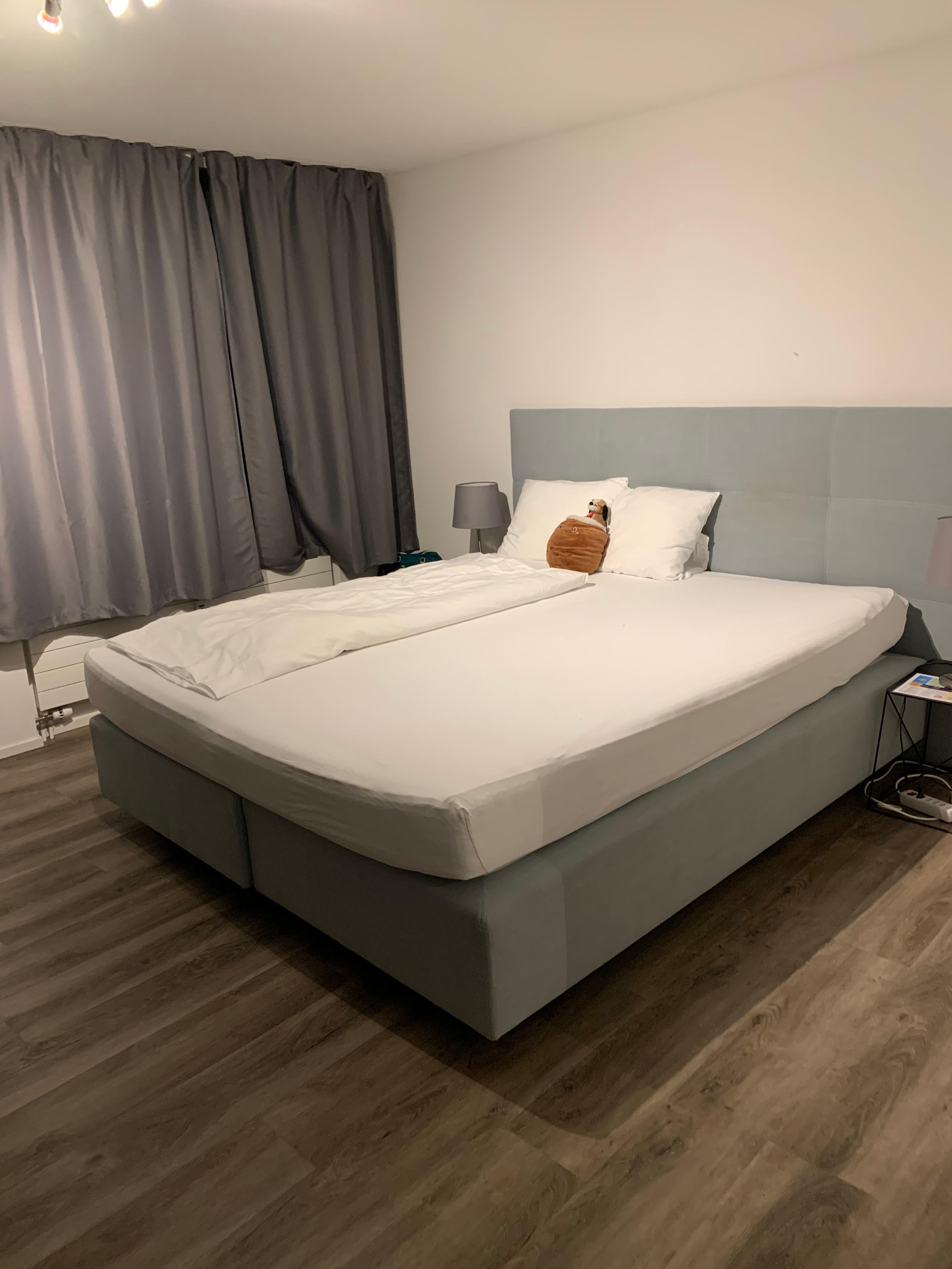 Blick des Bettes im Zimmer