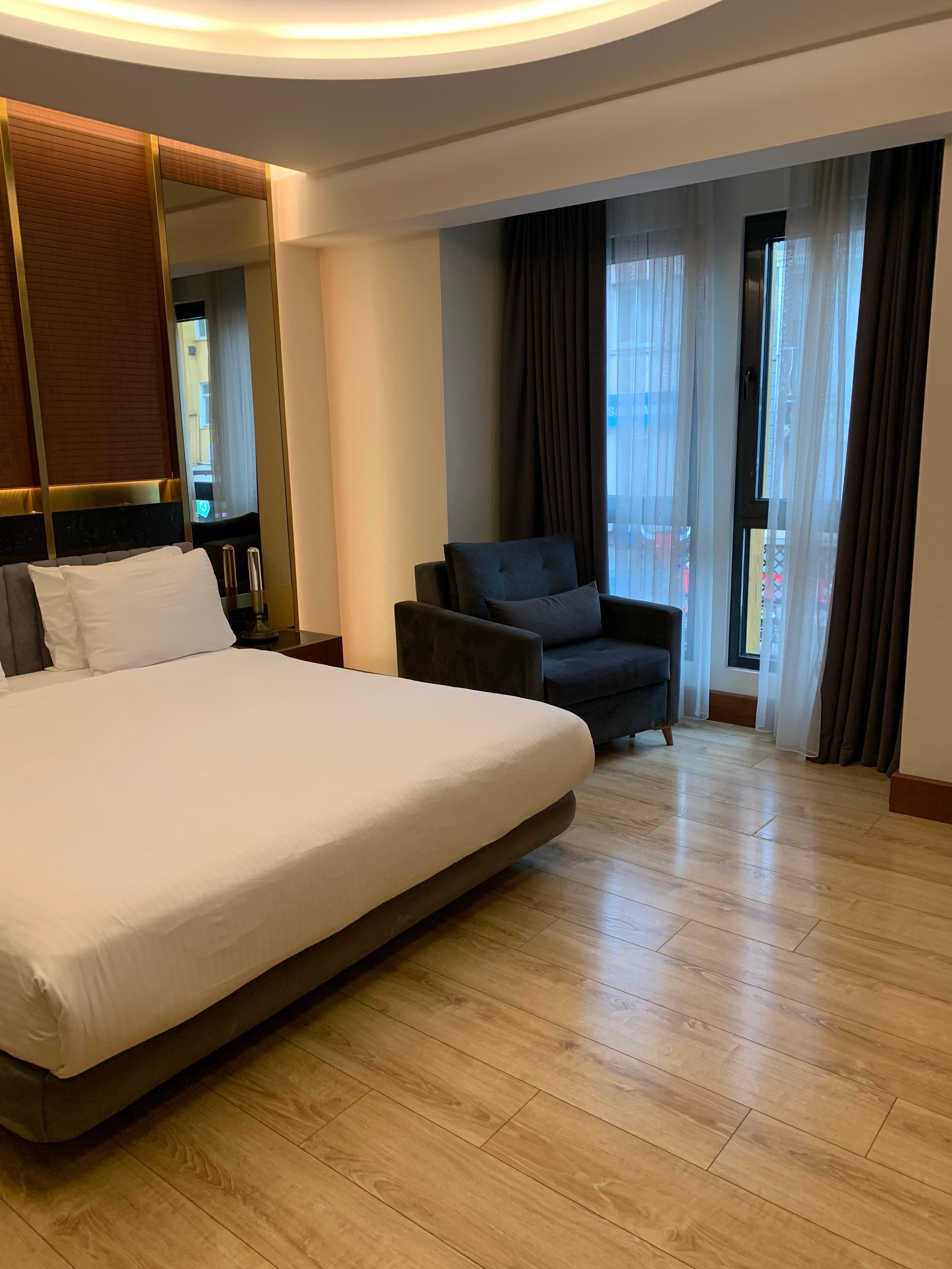 広めのクイーンルーム