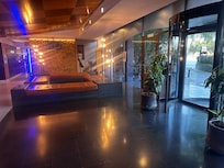 Altro lato della hall