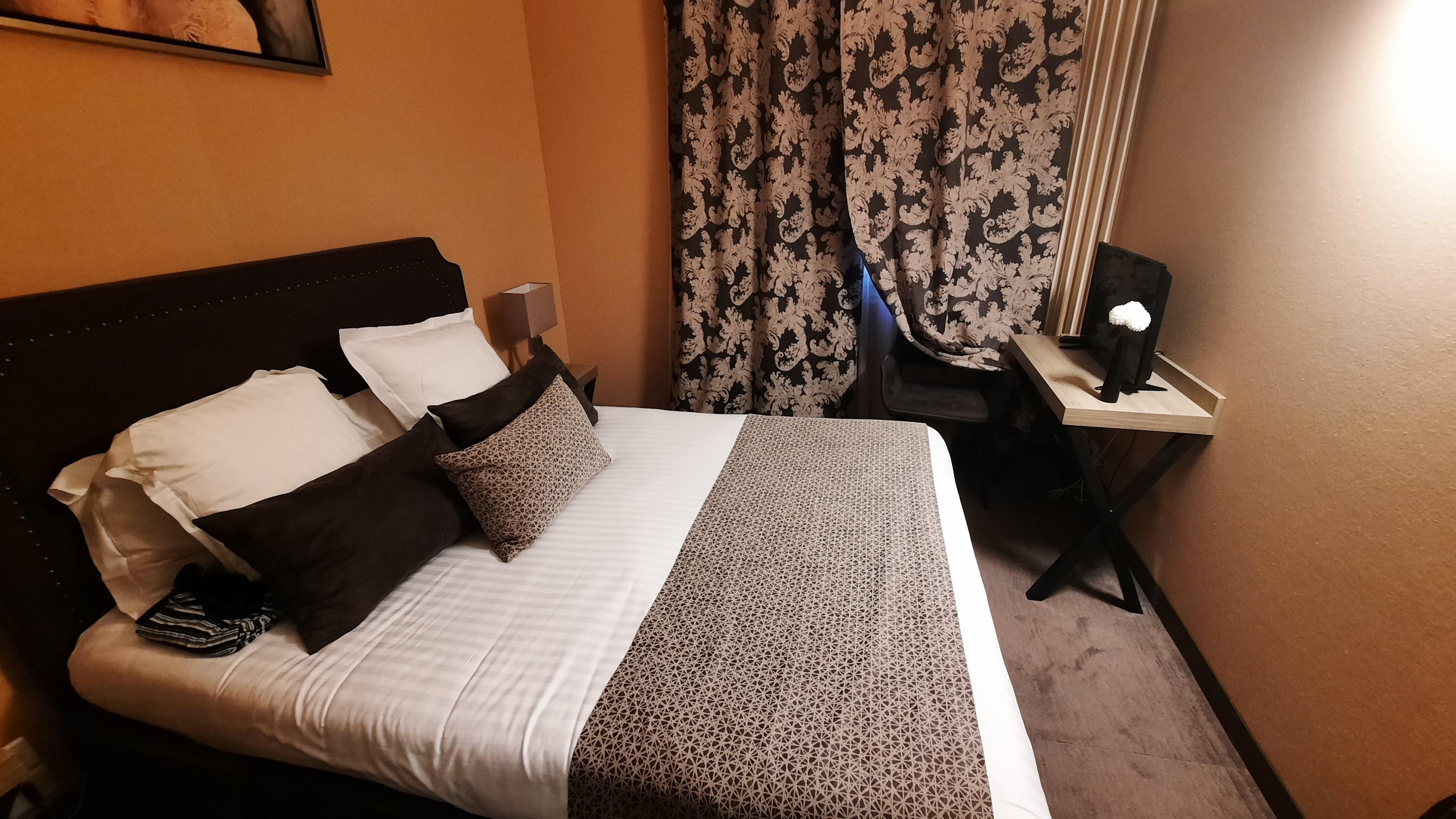 Ein sehr kleines Zimmer (fotografiert mit Weitwinkel)