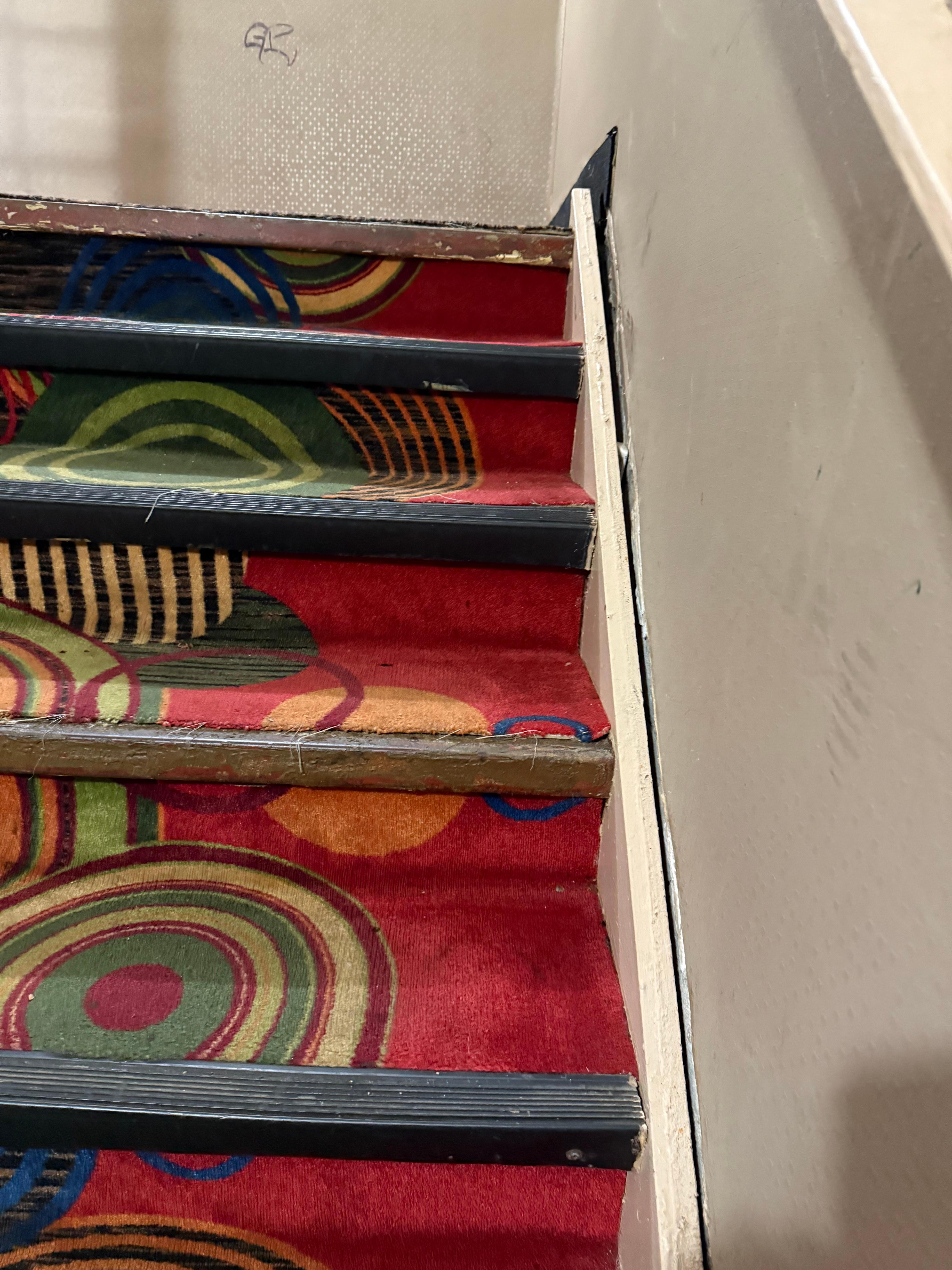 Gap between wall and stairway, filth, etc