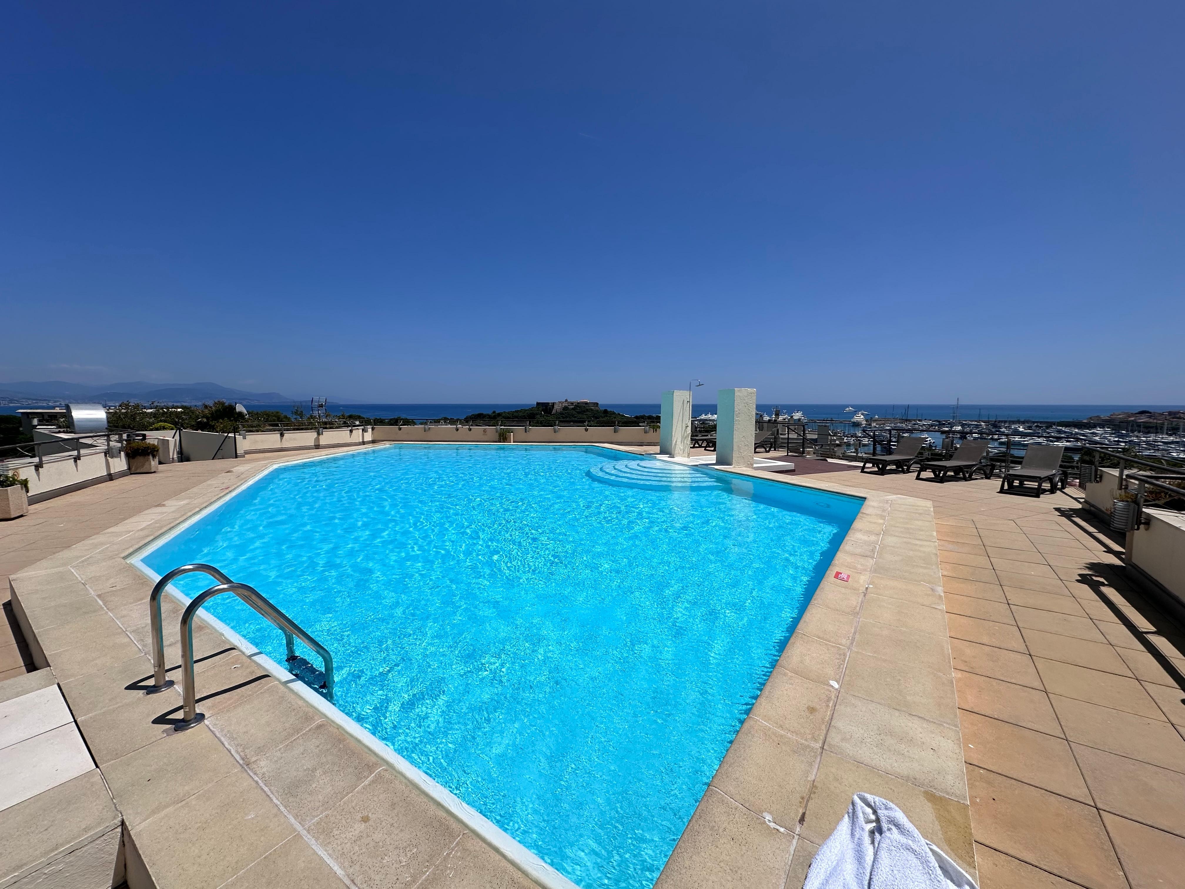 Rooftop pool 