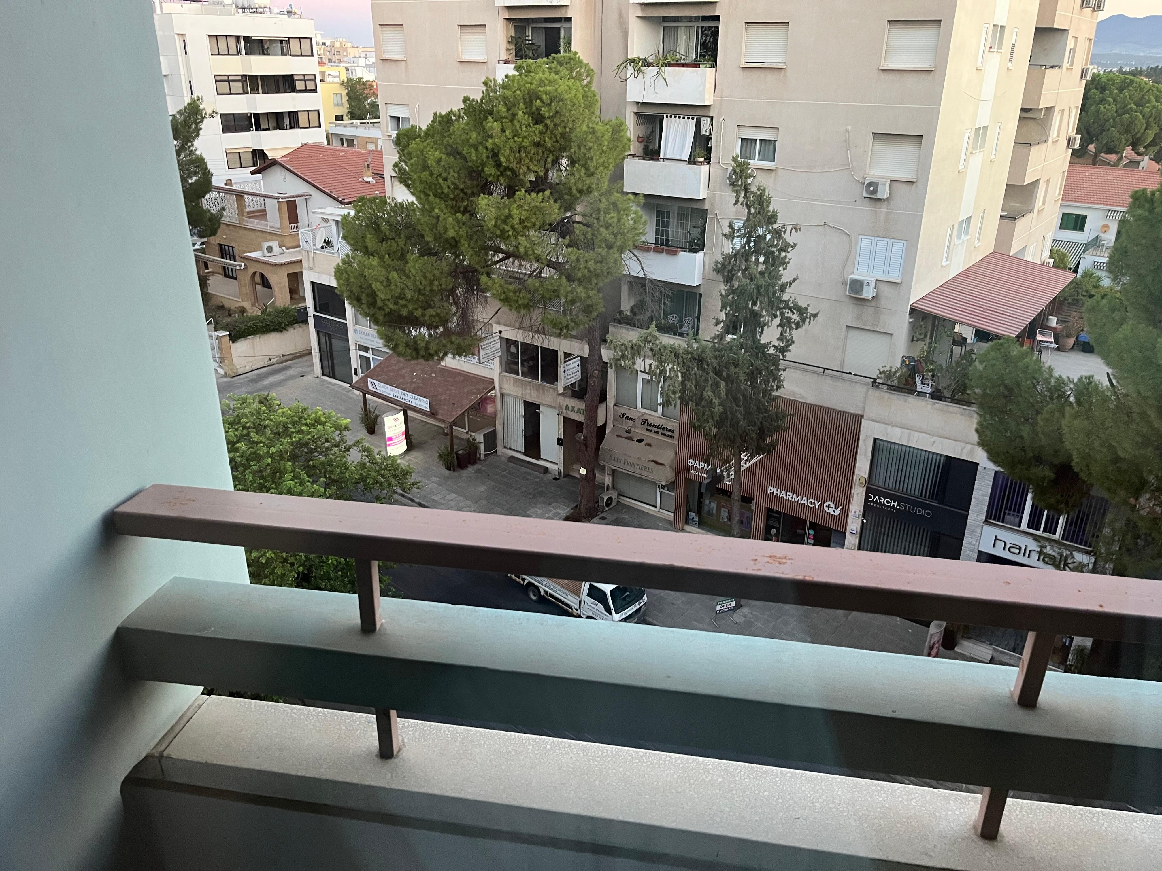 ベランダから。すぐそばにクリーニング屋さんがあり、助かりました