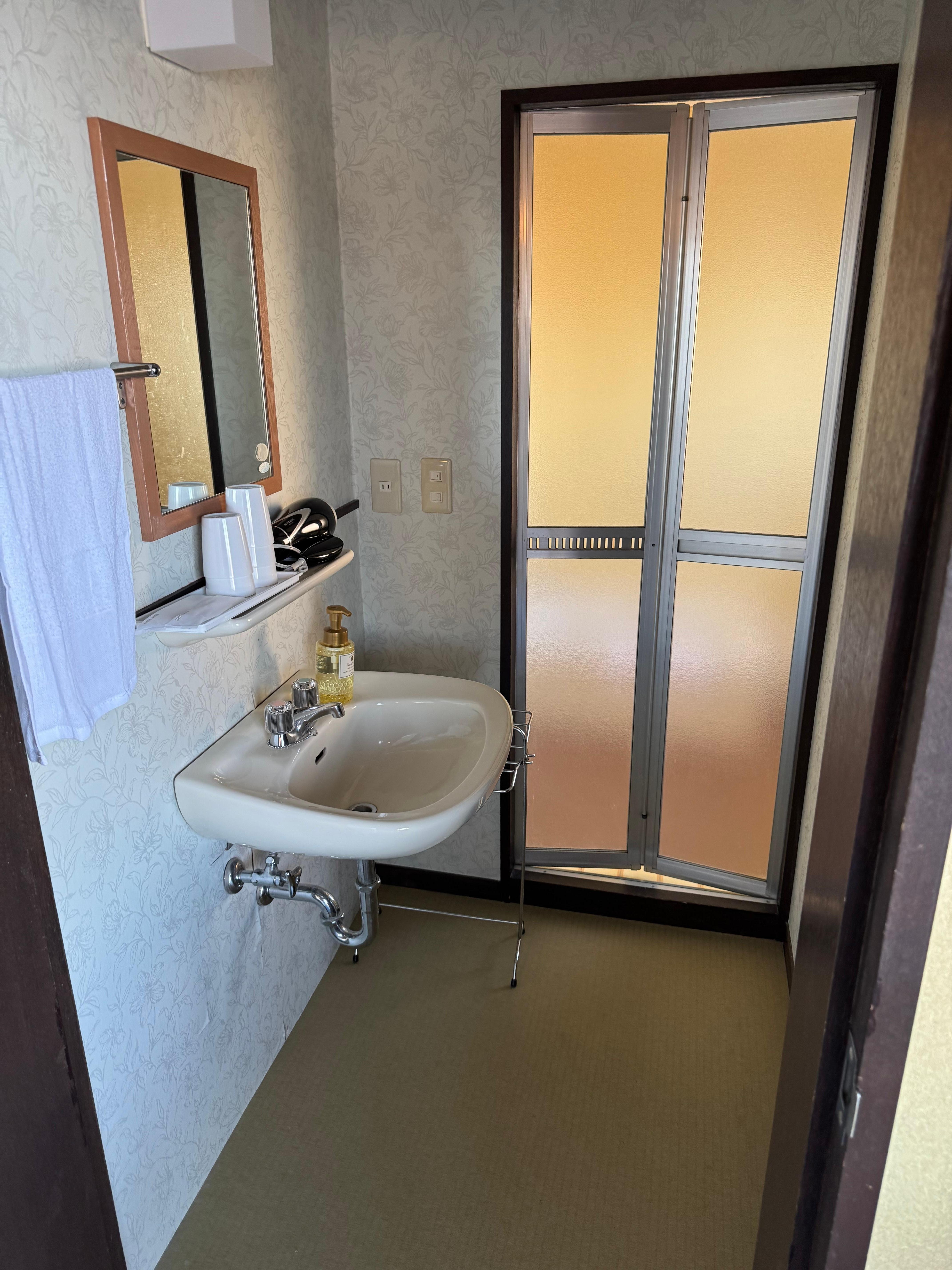 洗面所、トイレのドアは洗面器に当たって半分しか開きません