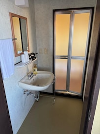 洗面所、トイレのドアは洗面器に当たって半分しか開きません