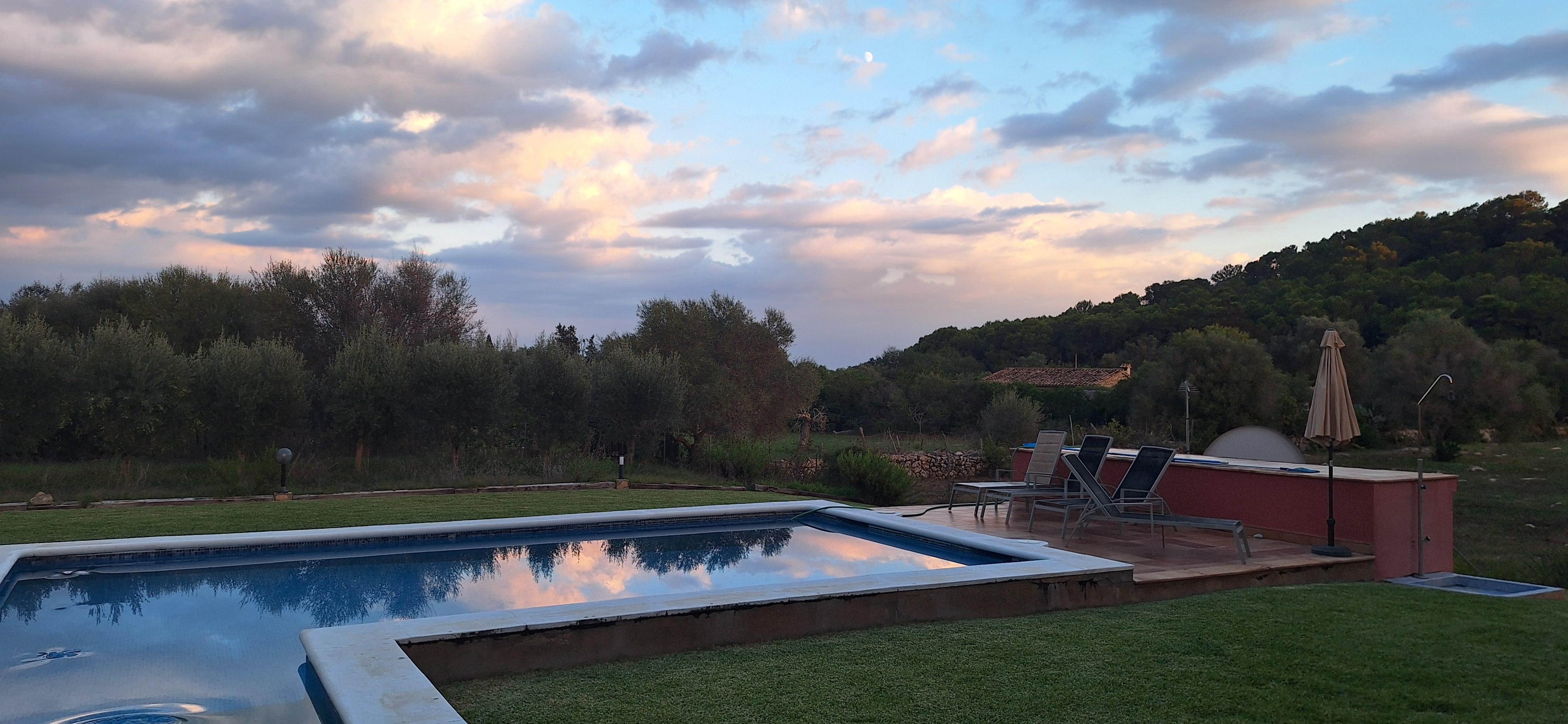 Der Pool am Abend