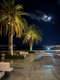 Nearby seaside- less than a 5 min walk away
