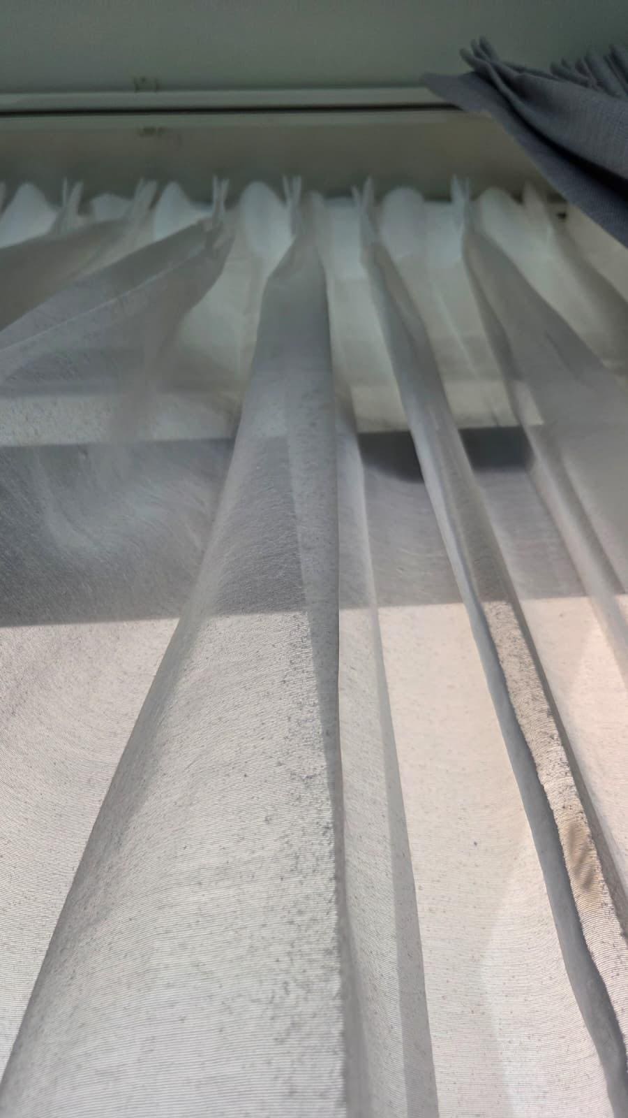 Stockflecken am Vorhang 