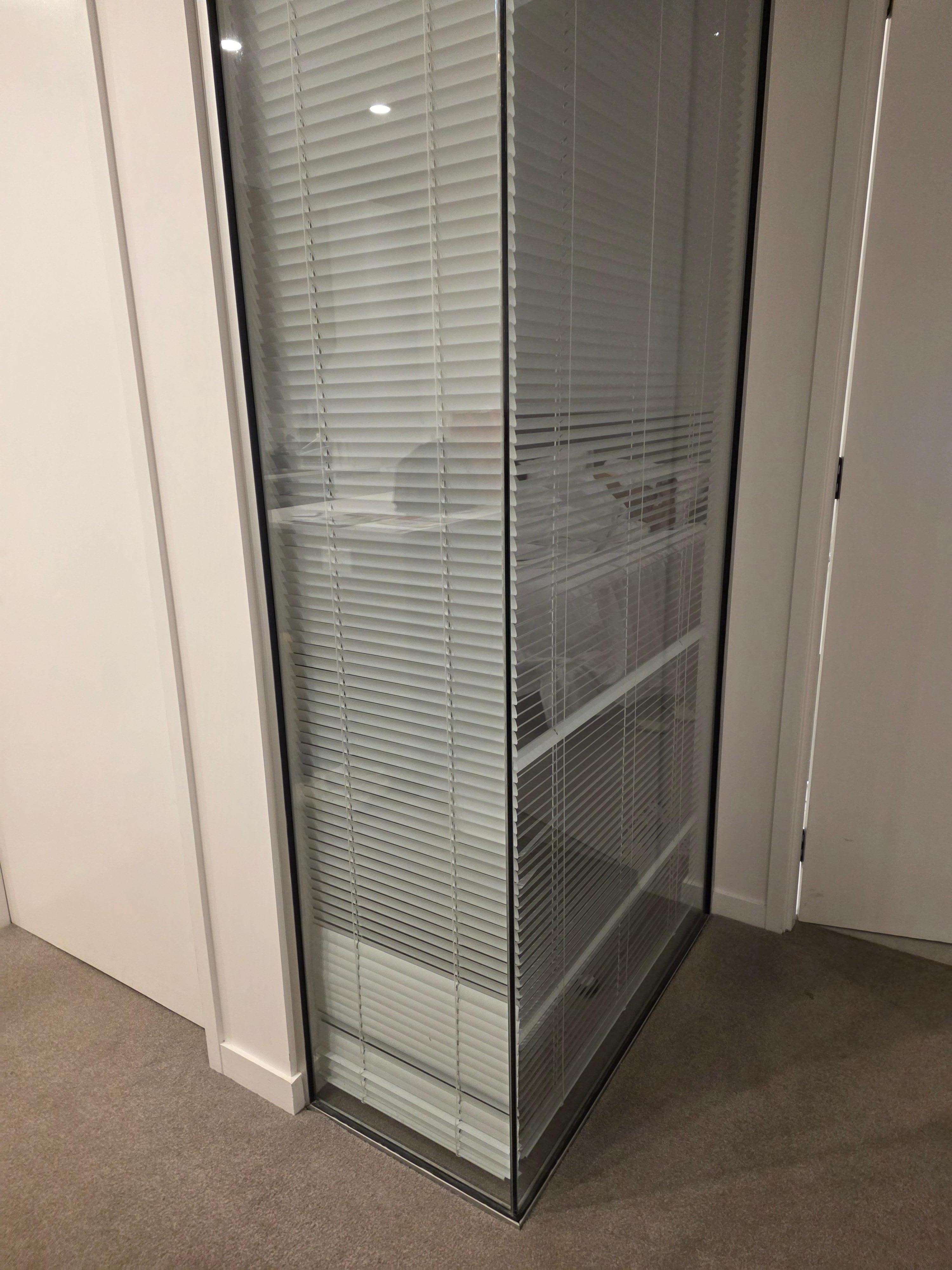 有間房間是有玻璃櫥窗半透的，增加空間的擴視感