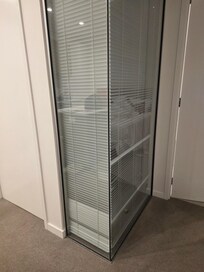 有間房間是有玻璃櫥窗半透的,增加空間的擴視感