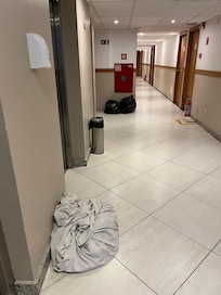 Roupas de cama no chão o dia todo