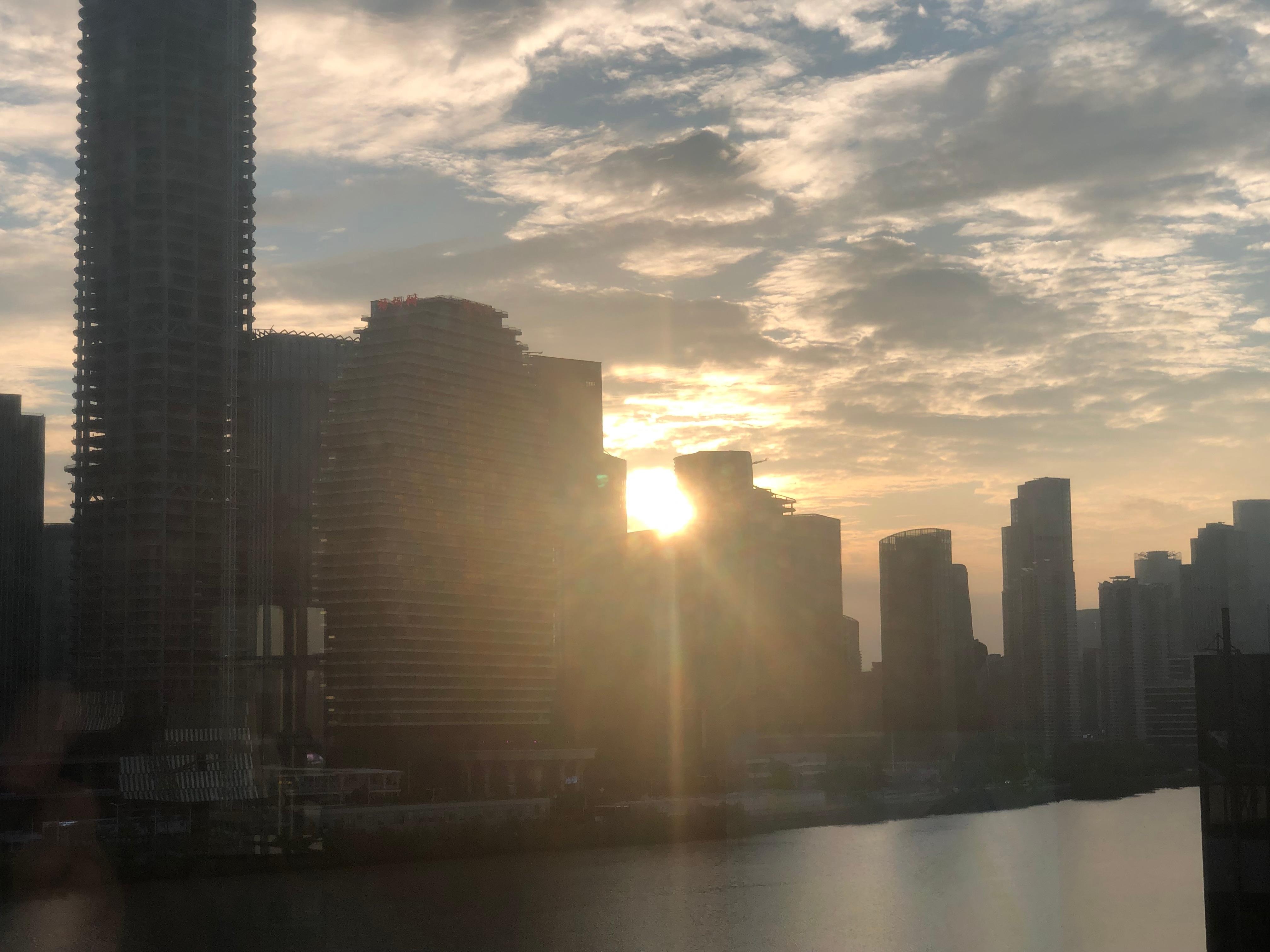 黃昏時影到環琴的日落;剛剛好在兩大廈中間,美。👍