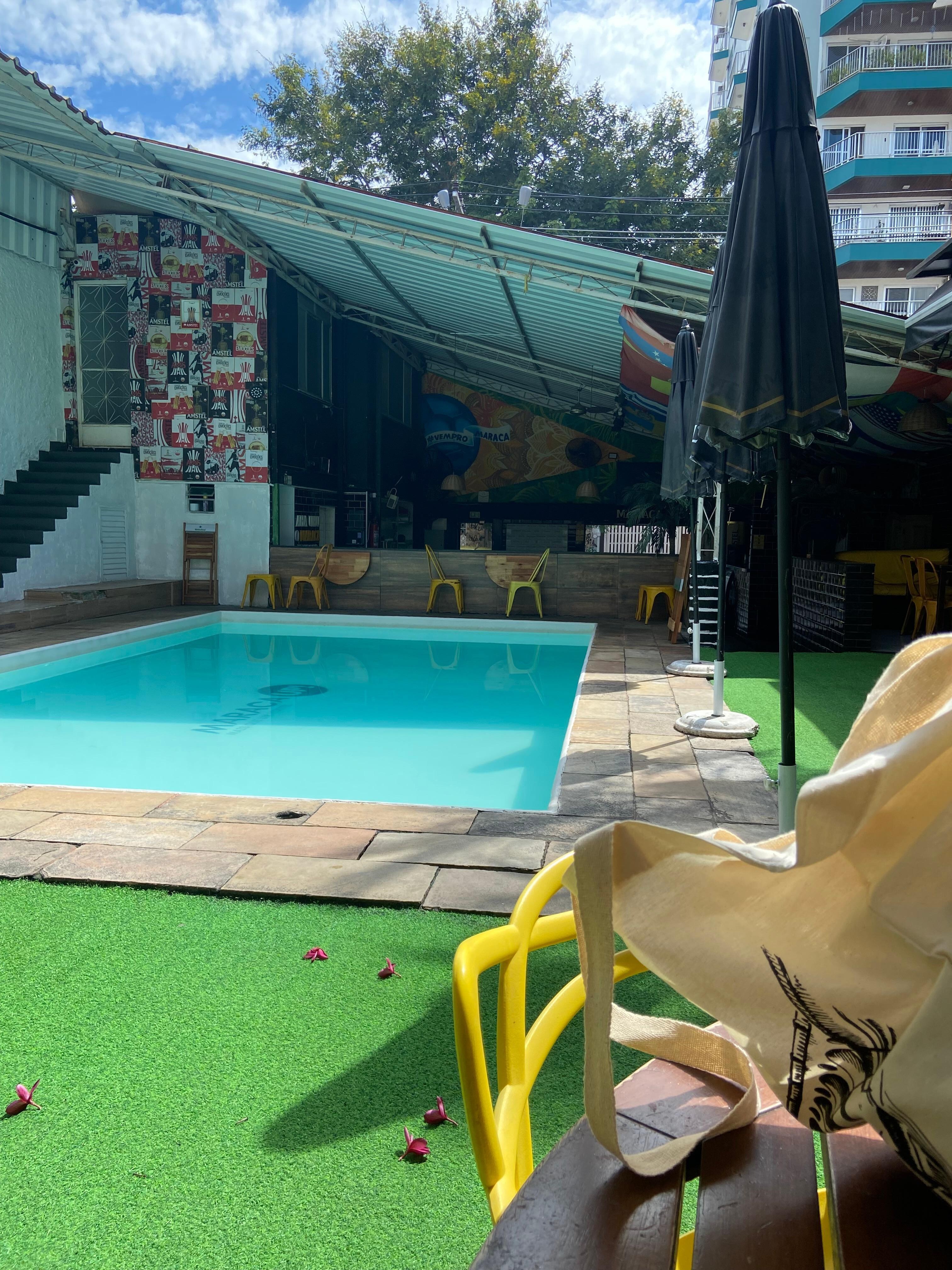 Piscina e o espaço de fora sempre tudo muito limpo e agradável de ficar