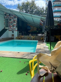 Piscina e o espaço de fora sempre tudo muito limpo e agradável de ficar