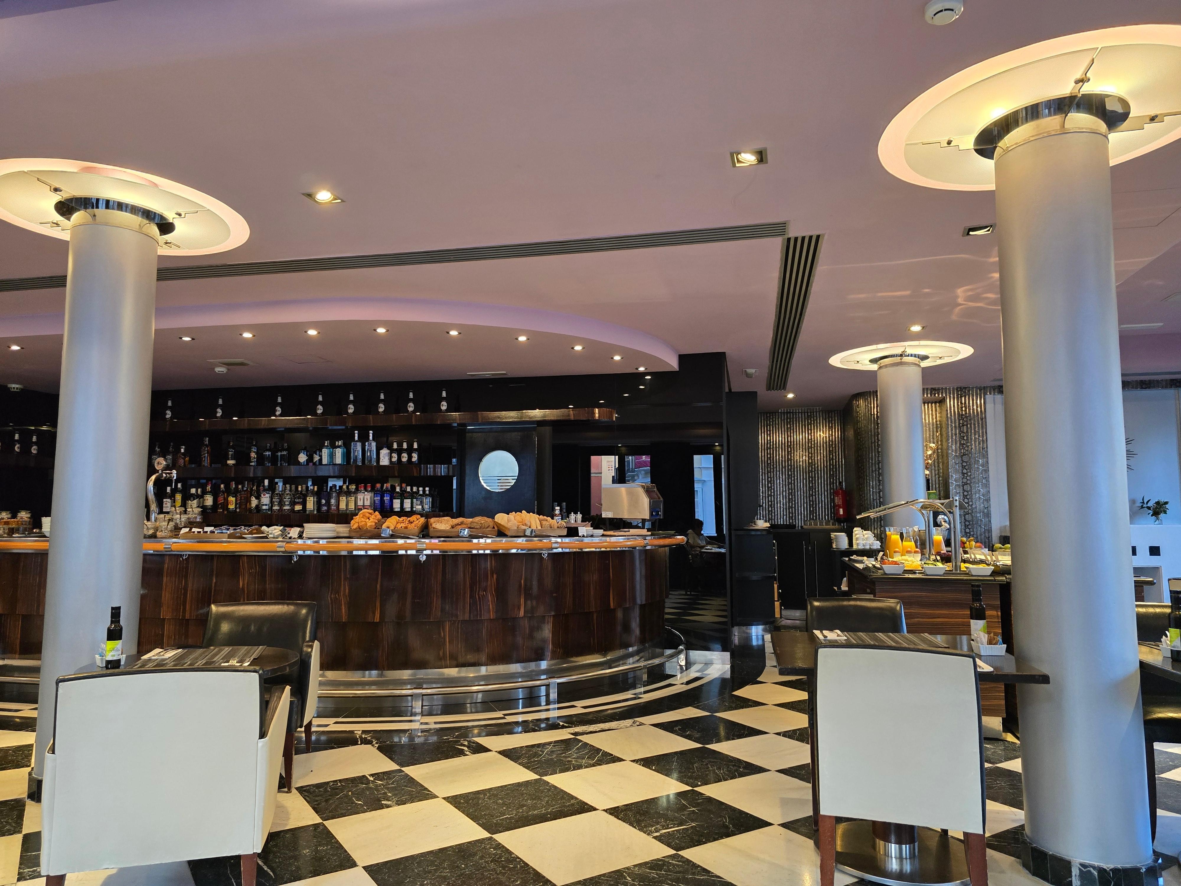 Breakfast was very good and the breakfast room was pleasant.