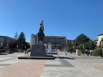 Statue of Decibel and the house of culture.
