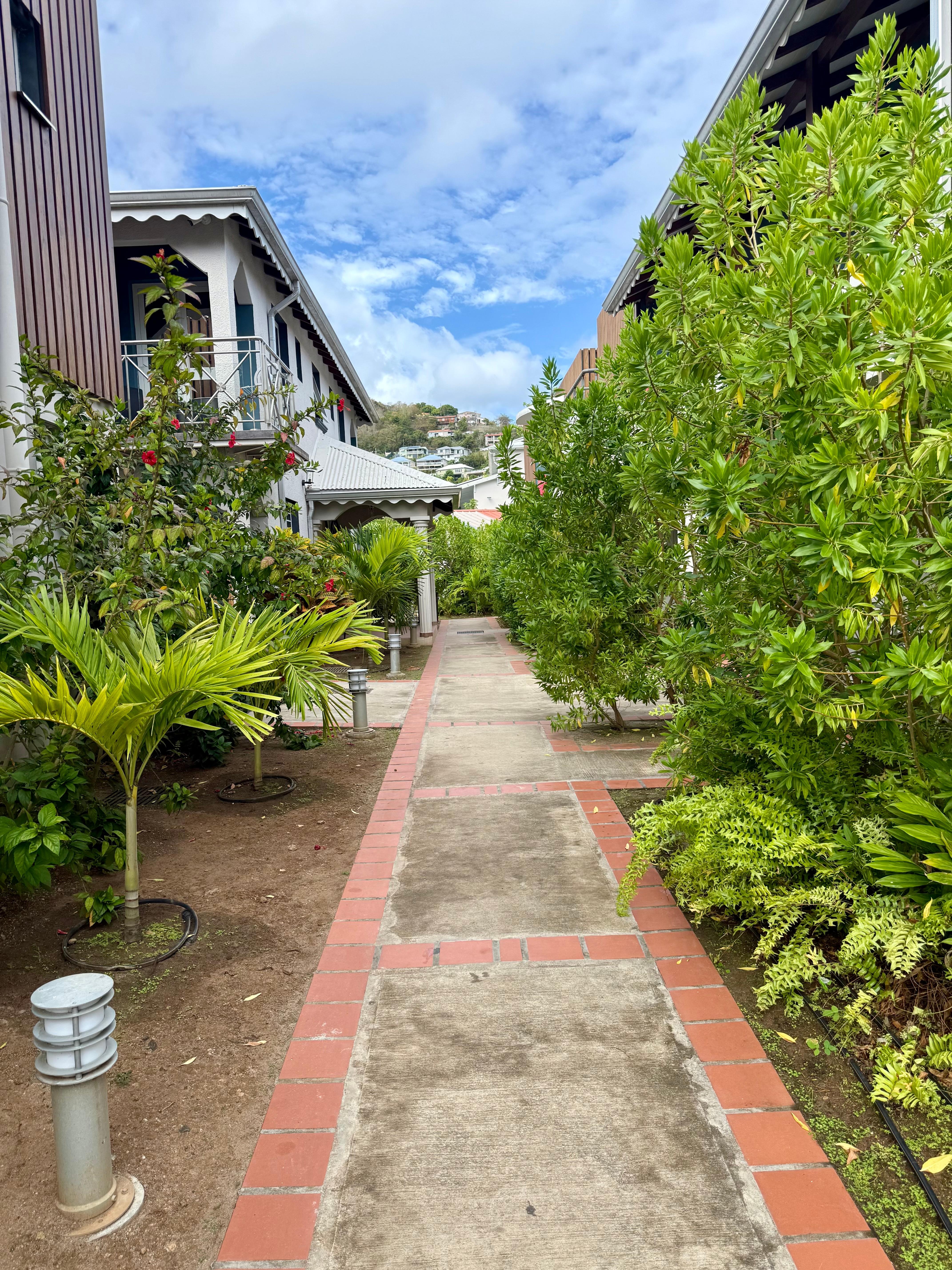 Weg zwischen den Apartments 