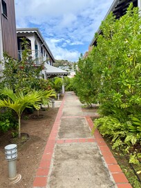 Weg zwischen den Apartments