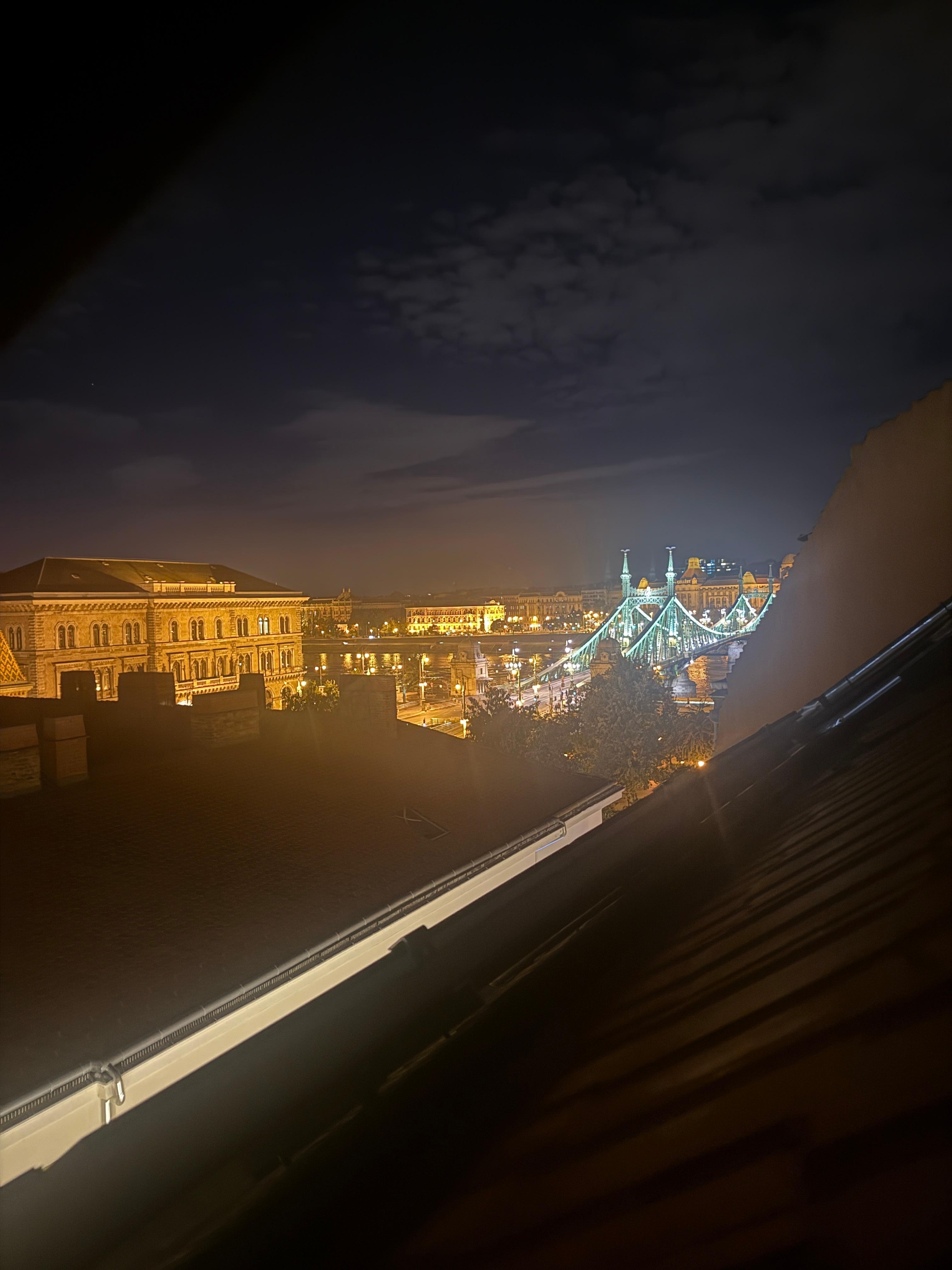 Ausblick in der Nacht auf die kürzeste Brücke Budapests