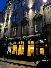 Außenansicht bei Nacht