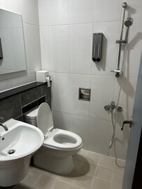 トイレとシャワーの位置が不便すぎる