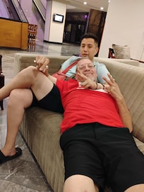 My husband and I relaxing in one of the lobby sofas. 👍🏻🤭👌🏻