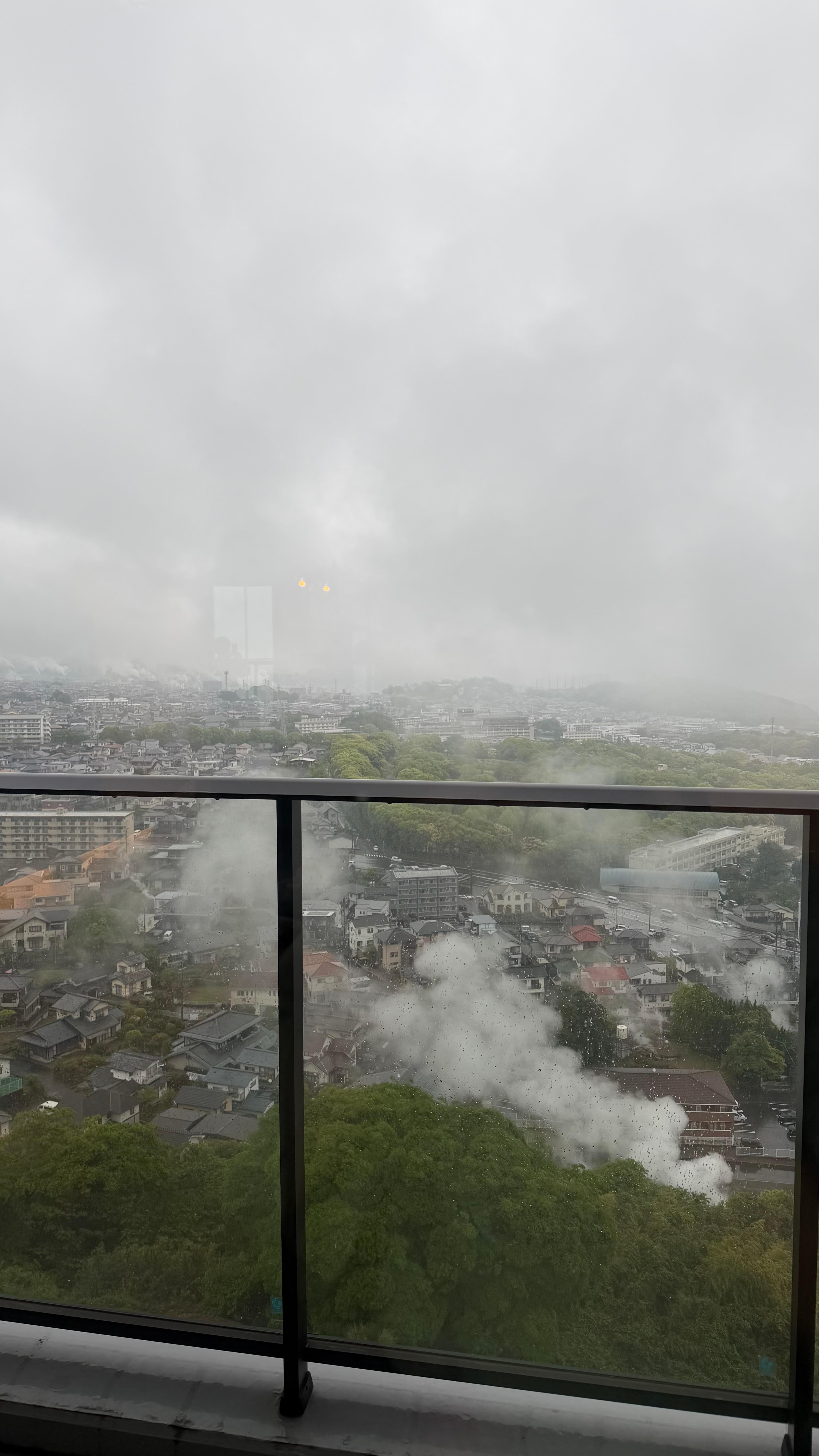 部屋からの湯煙別府の朝