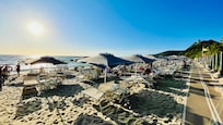 Sonnenschirme und Liegen am Strand