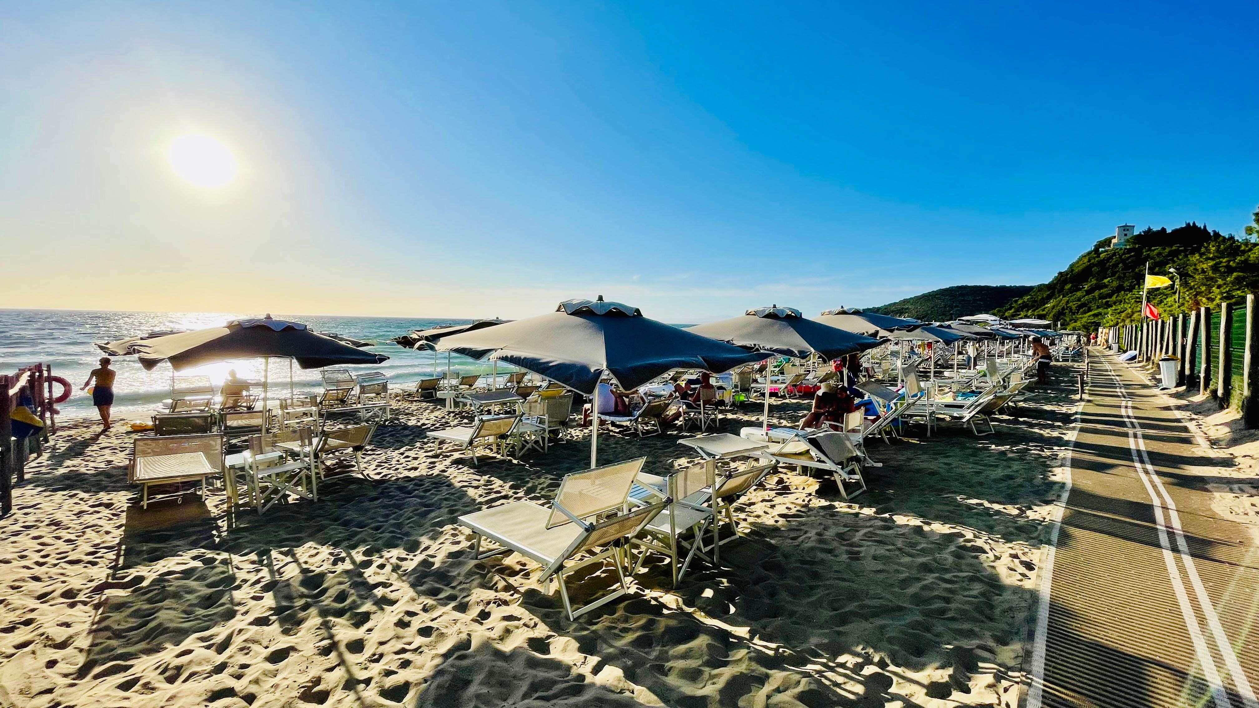 Sonnenschirme und Liegen am Strand 