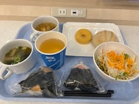 朝ごはん。小ぶりながらも具沢山のおにぎりと地元の料理として提供された肉吸いの他、味噌汁やポタージュスープ、サラダ・プチパンなどがあり、美味しかったです。豪華ではありませんが、無料で付いて来る物なので、量・味共に満足です。