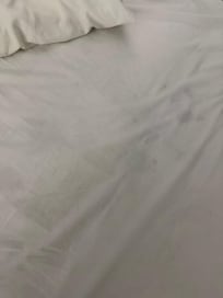 No quisiera haber levantado esa sábana para saber que manchas había