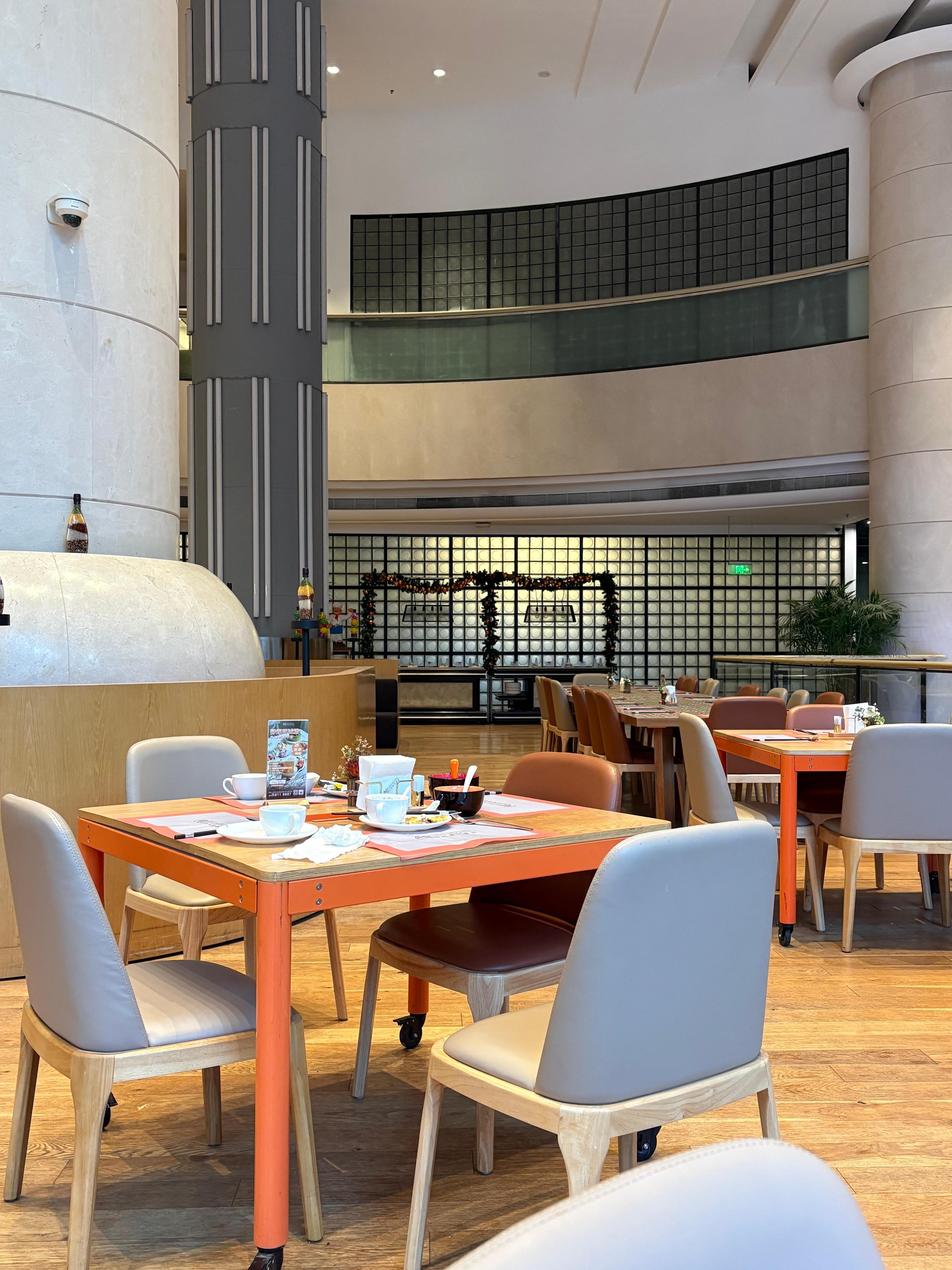 We arrived to eat dinner at 6pm and breakfast/lunch had not been cleared away.  