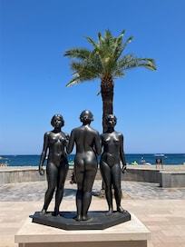 Banyouls sur Mer avec les sculptures de Maillol en front de mer