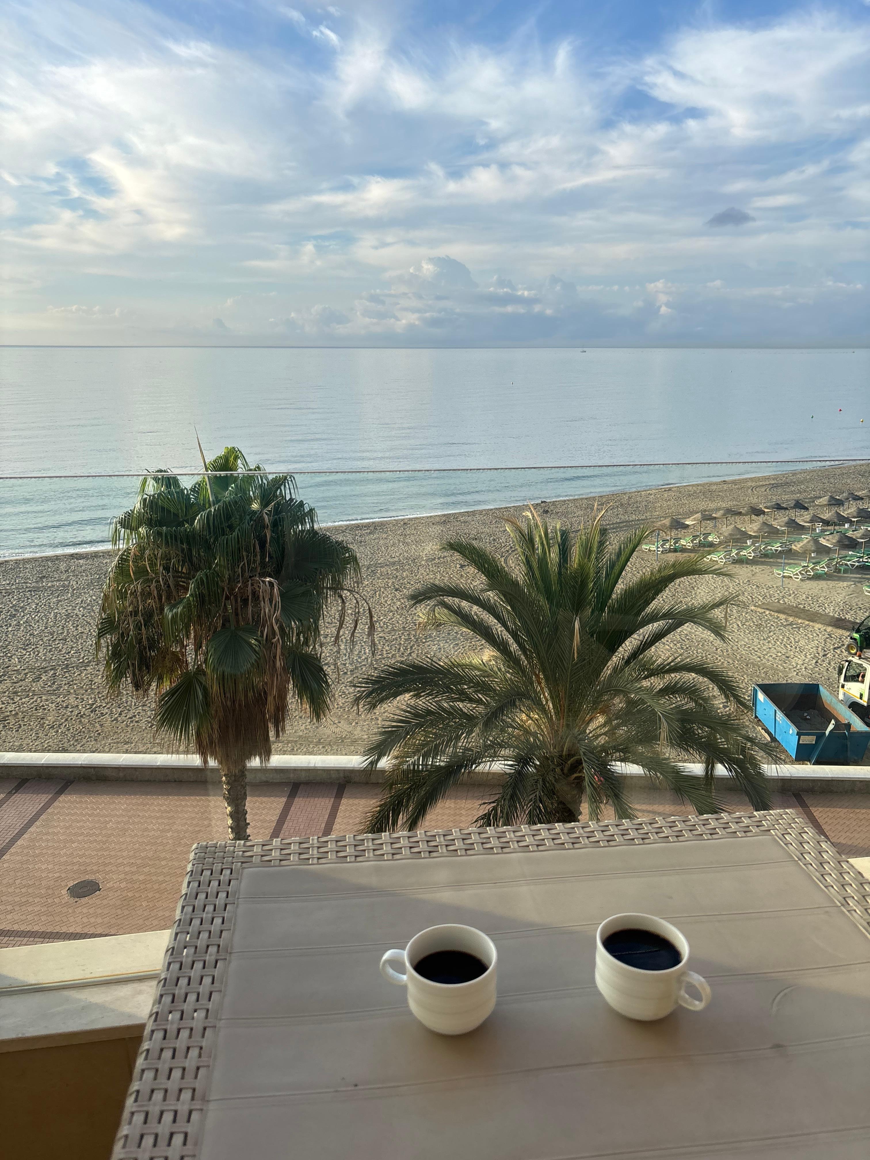 Underbart att börja dagen med en kopp kaffe på balkongen