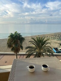 Underbart att börja dagen med en kopp kaffe på balkongen