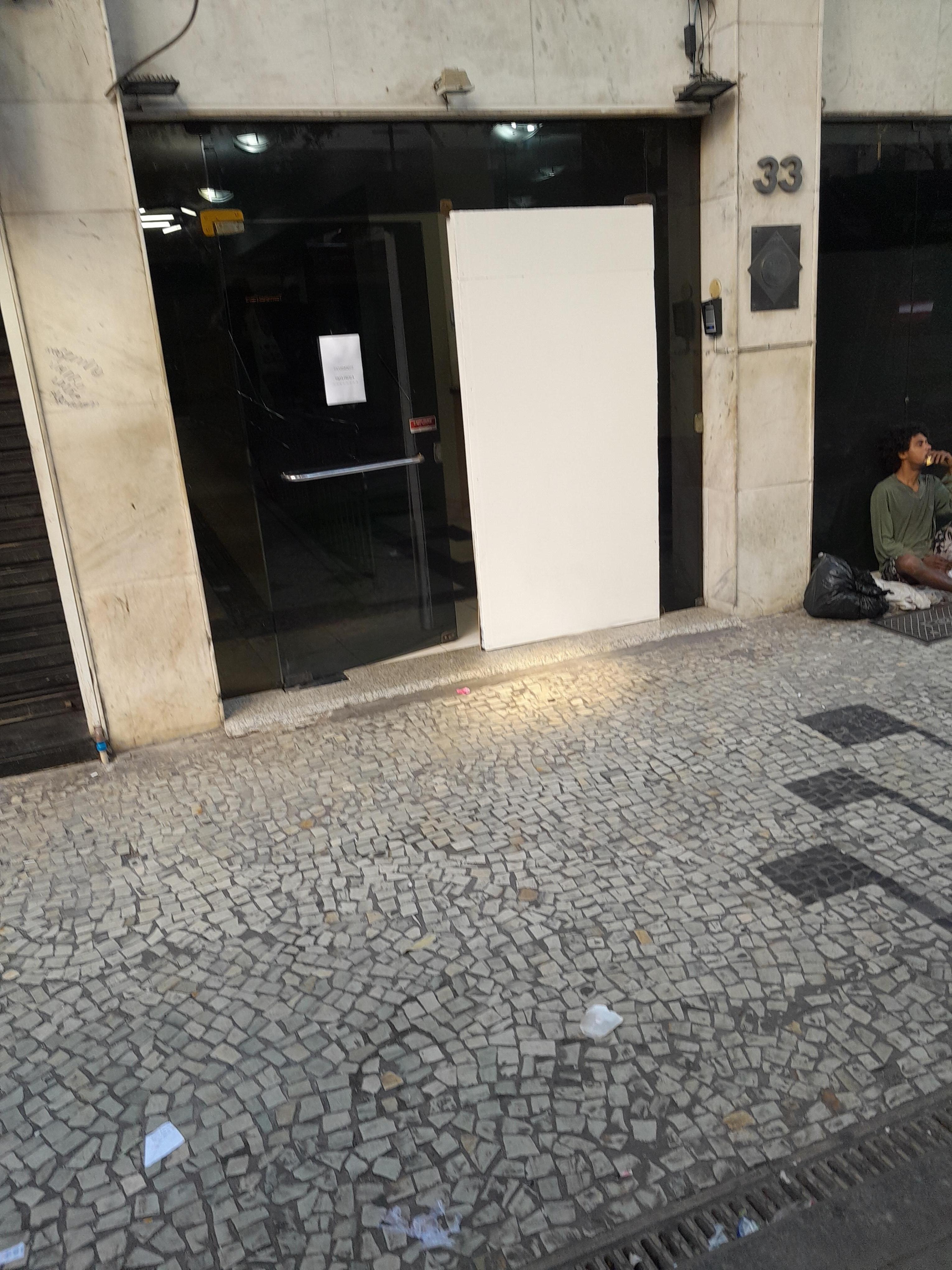 A porta principal foi quebrada