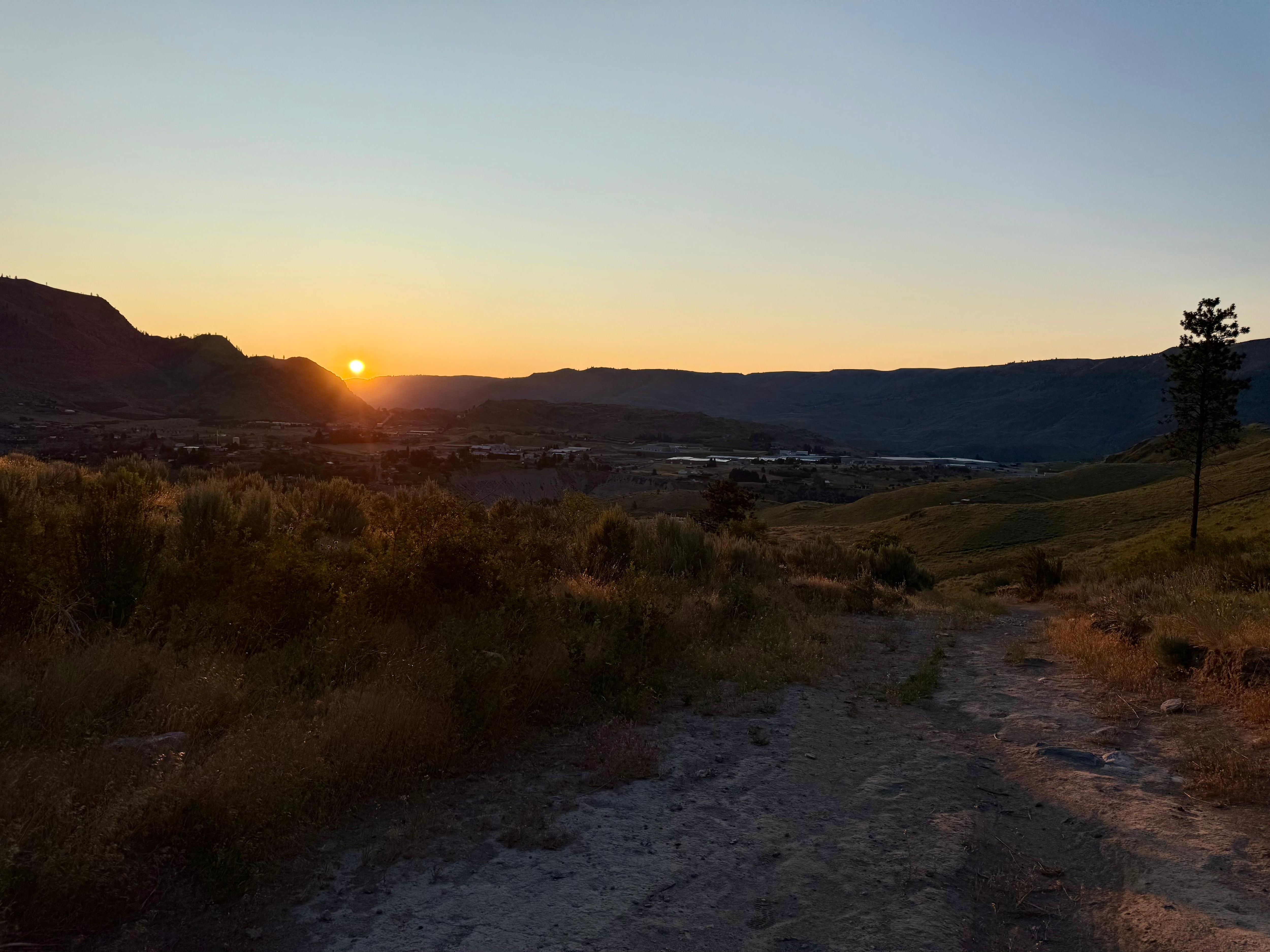 Early morning hike to Elephant Head and Central Butte: trail head walking distance from hotel.