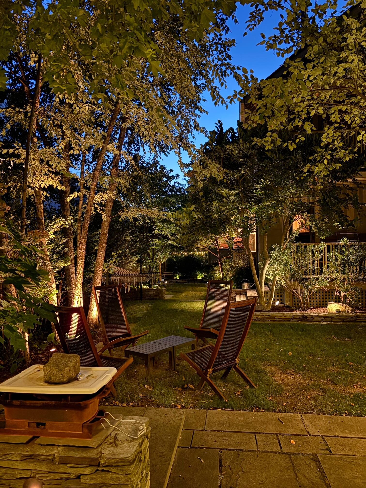 The very cozy backyard! 