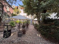 Hyggelig gårdhave med springvand