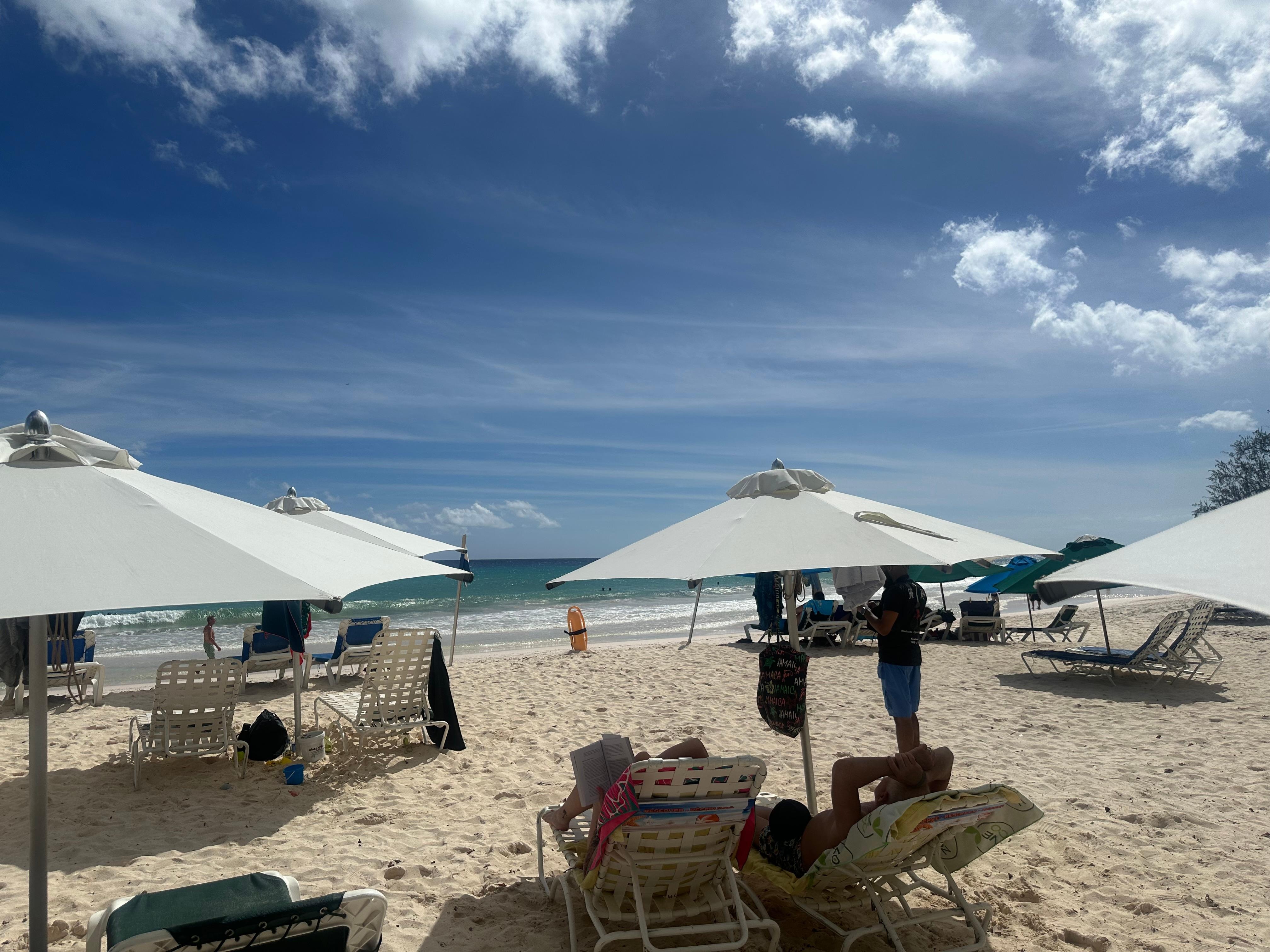 Rockley Beach 5-7min walk from property.Great for a early morning jog very safe to walk at night 