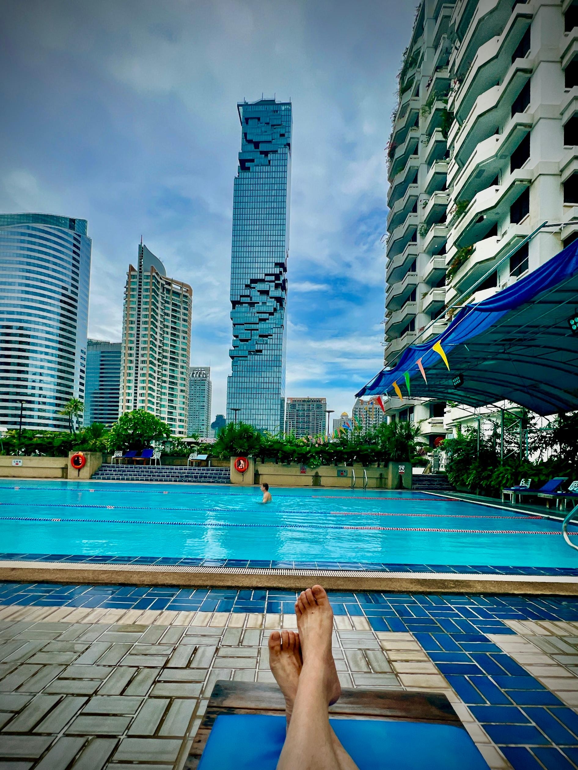 泳池在酒店對面大樓的9樓