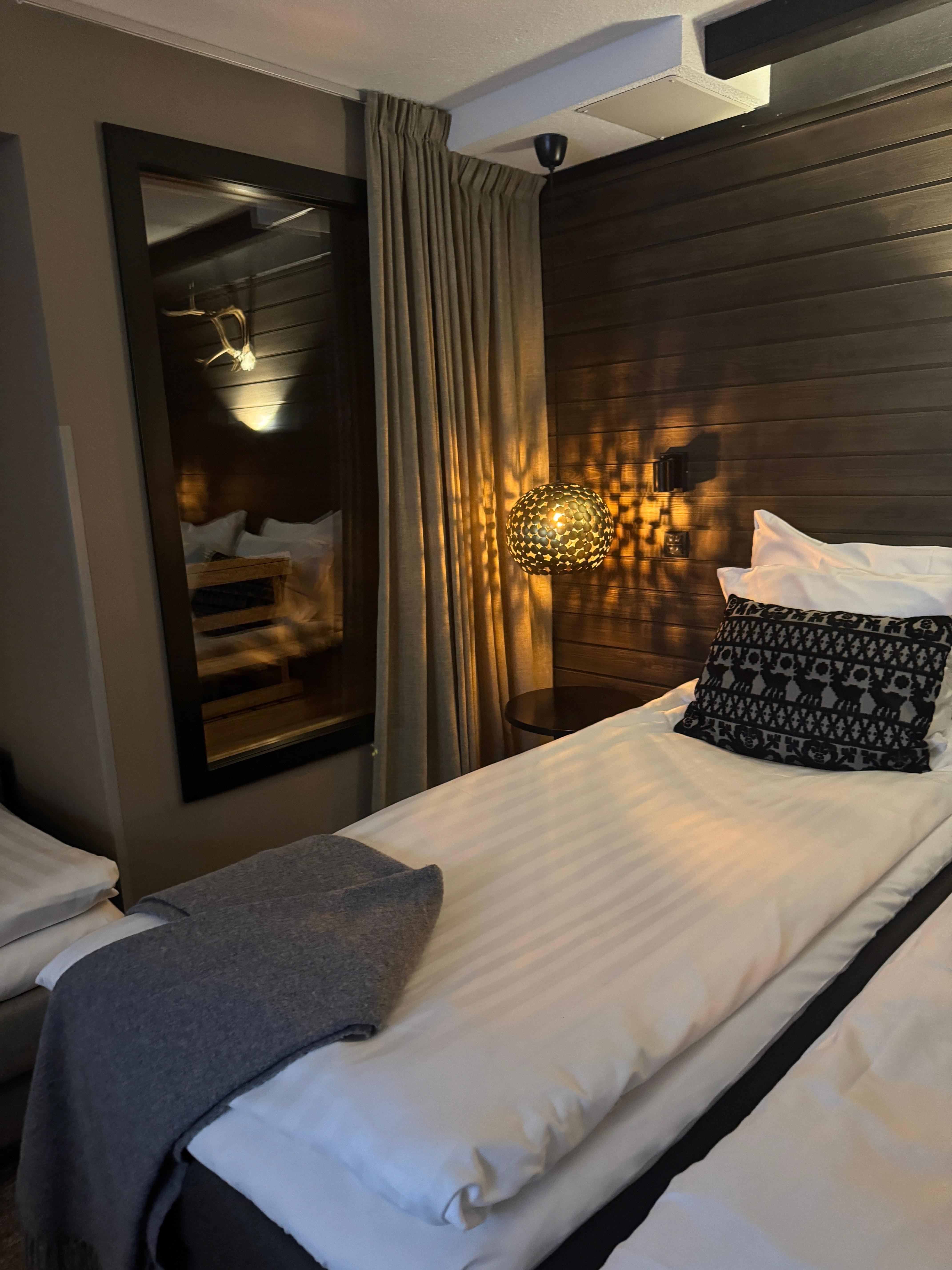 Bett und links die Sauna im Zimmer