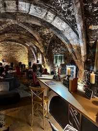 The breakfast room bar and seating area