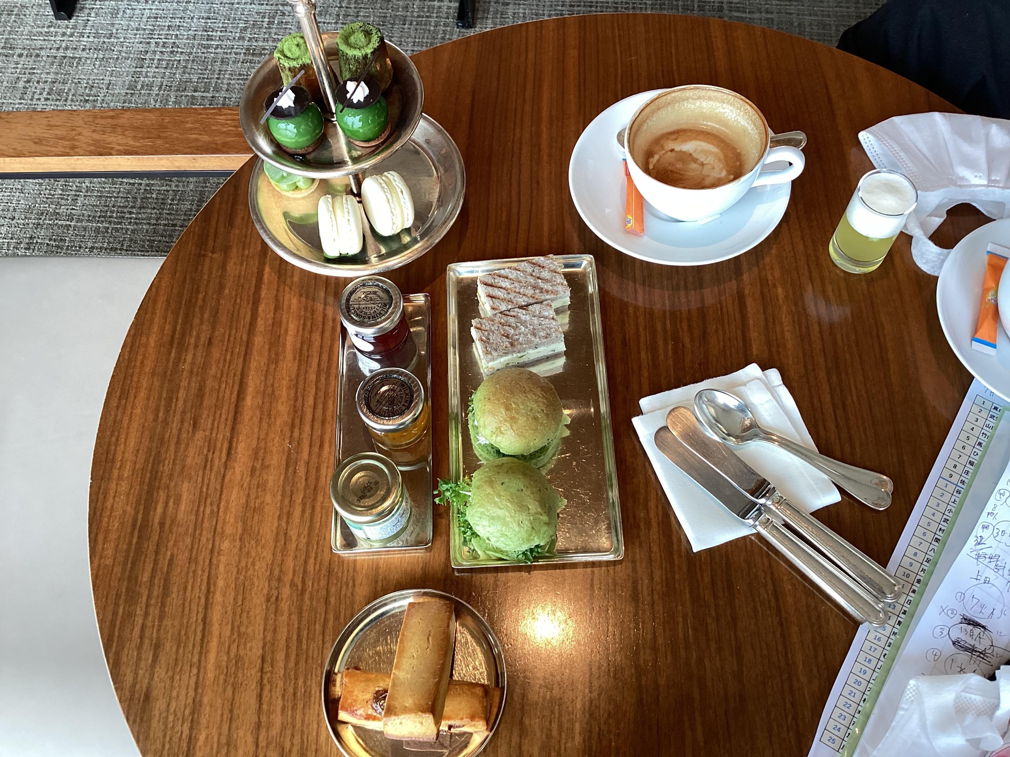 ラウンジのアフタヌーンティー