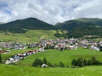 Blick auf Nauders (Ferienwohnung rot/weißes Haus)