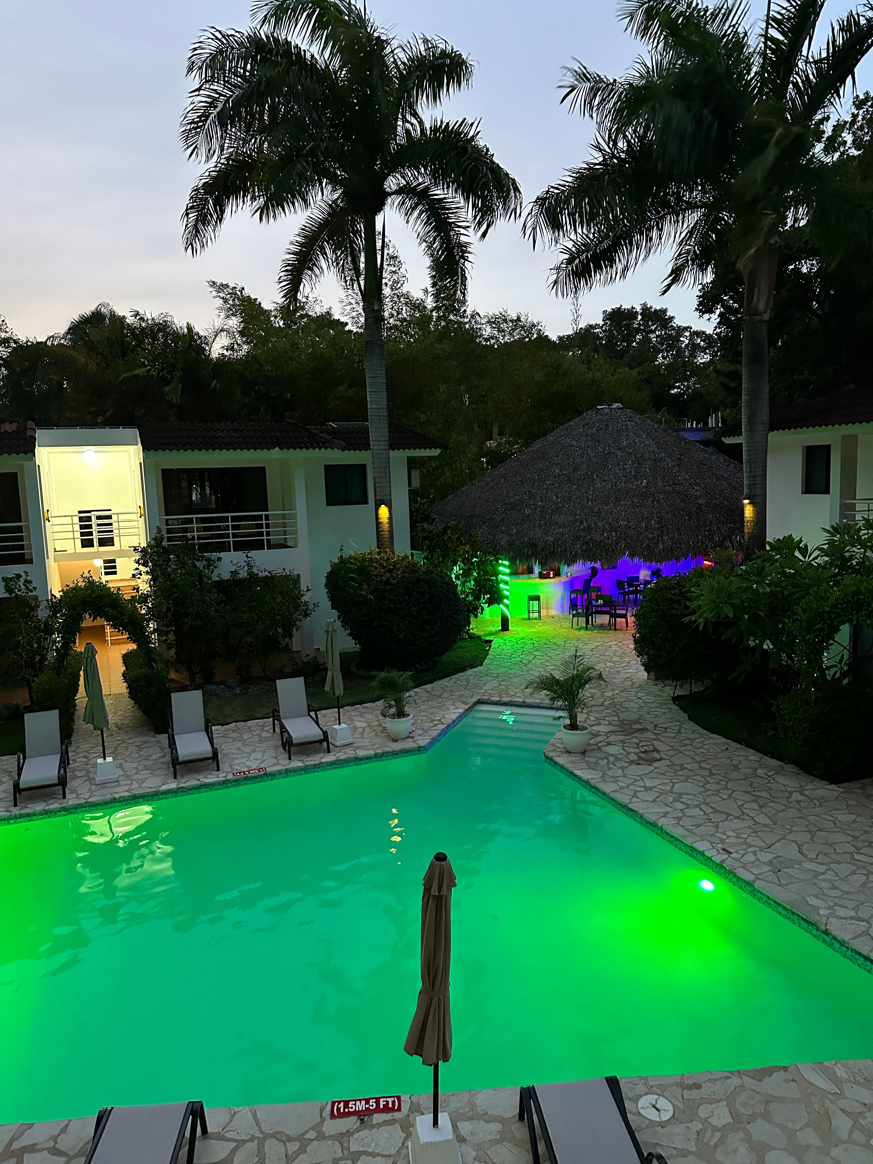 Piscina di sera con illuminazione